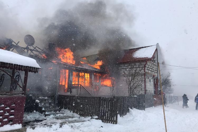 8 case au luat foc, iar 5 au ars complet - FOTO   