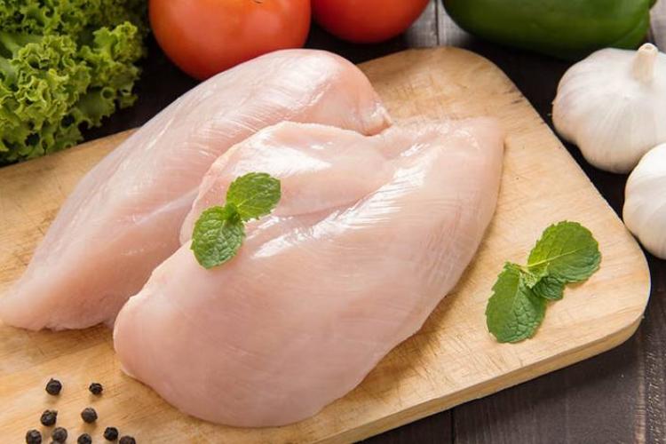 În câteva luni, în magazine nu va mai fi carne de porc sau de pasăre din România, avertizează producătorii