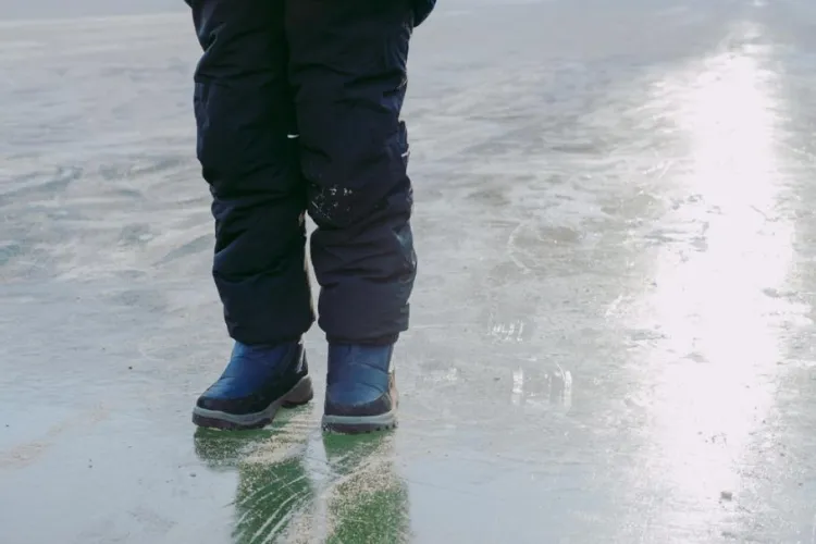 Trei copii au căzut într-un lac îngheţat, iar unul dintre ei este încă dispărut