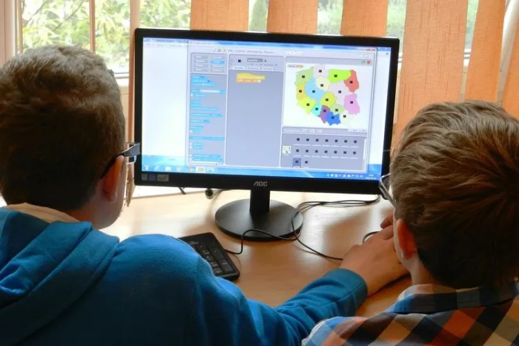 Școlile nu se mai închid în funcție de vaccinarea profesorilor. În ce situație vor învăța elevii online?