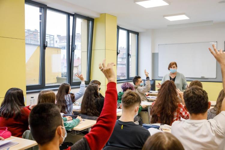 Profesorii din Cluj-Napoca primesc vouchere de 421 de mii de euro pentru cursuri