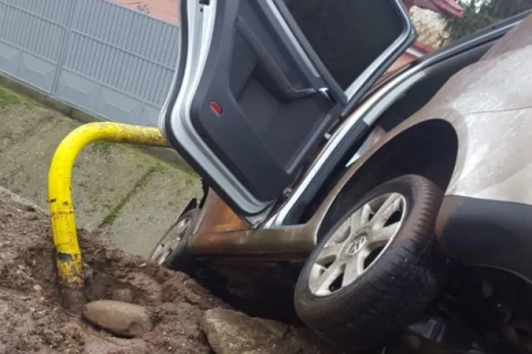 Conductă de gaz avariată în urma unui accident de circulație pe strada Măceșului 