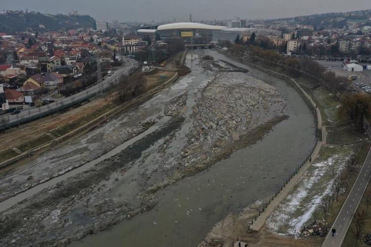 Râul Someș, sufocat de gunoaie! După golirea albiei se vede cât de gravă este situația - VIDEO și FOTO