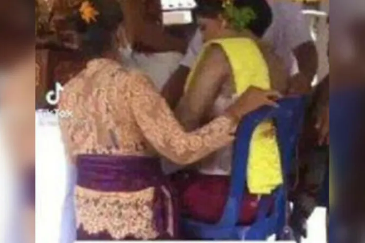 O tânără s-a căsătorit cu un cuțit, după ce a fost părăsită de mire 