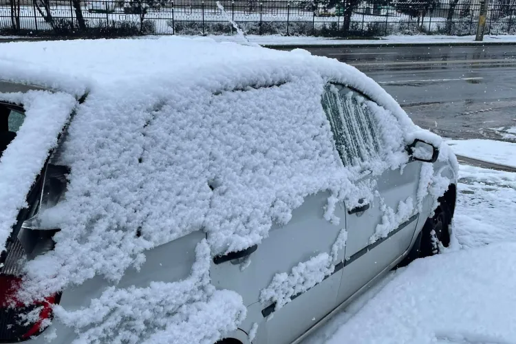 Cinci mașini parcate au fost făcute praf, pe Bulevardul Muncii, în dreptul Facultății de Mecanică - VIDEO