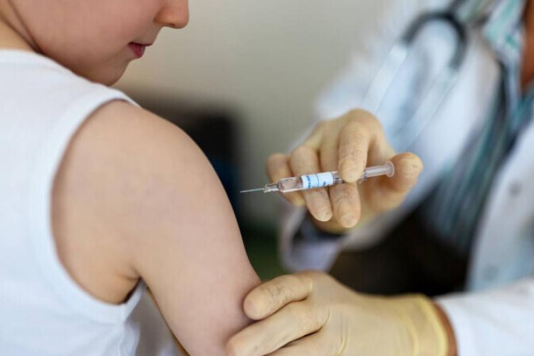 Cluj: Părinții copiilor cu vârste cuprinse între 5 și 11 ani îi pot programa la vaccinarea anti-COVID care va începe în 26 ianuarie