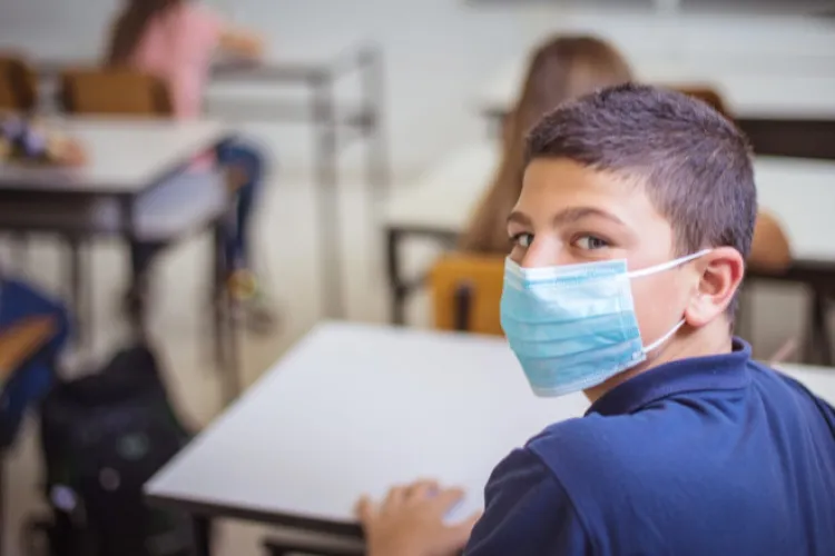 Mâine începe şcoala pentru elevii din învăţământul primar şi preşcolar. Copiii nu vor primi testele de salivă