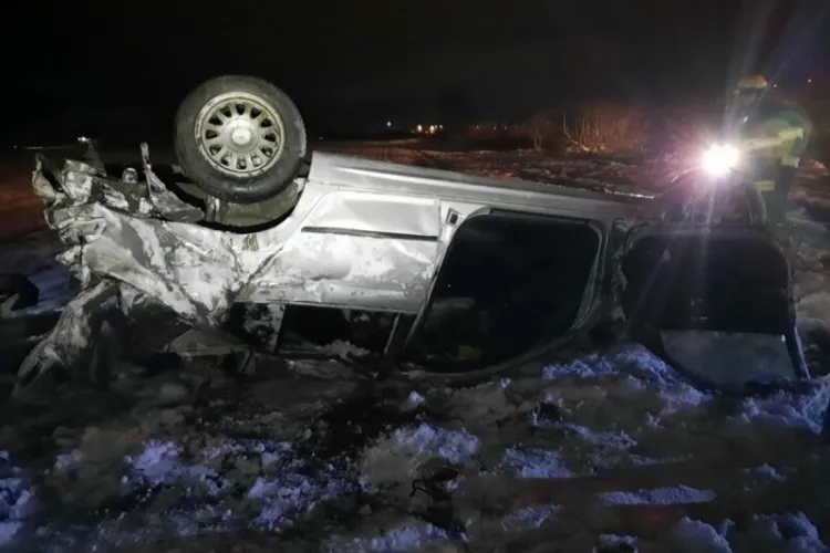 Cluj: Femeie prinsă sub un autoturism răsturnat în Baciu