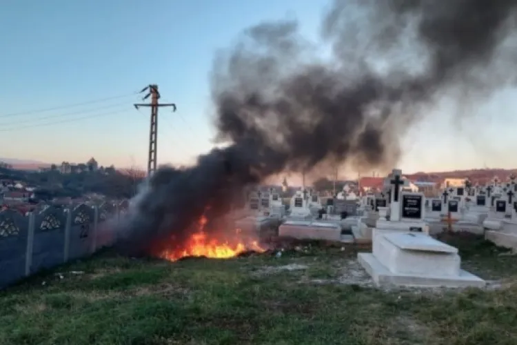 Un preot din Sibiu vrea ca oamenii să renunțe la coroanele de flori la înmormântări: „Sunt bani arși”