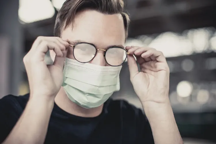 Cum poți preveni aburirea ochelarilor când porți mască? Este un truc extrem de simplu