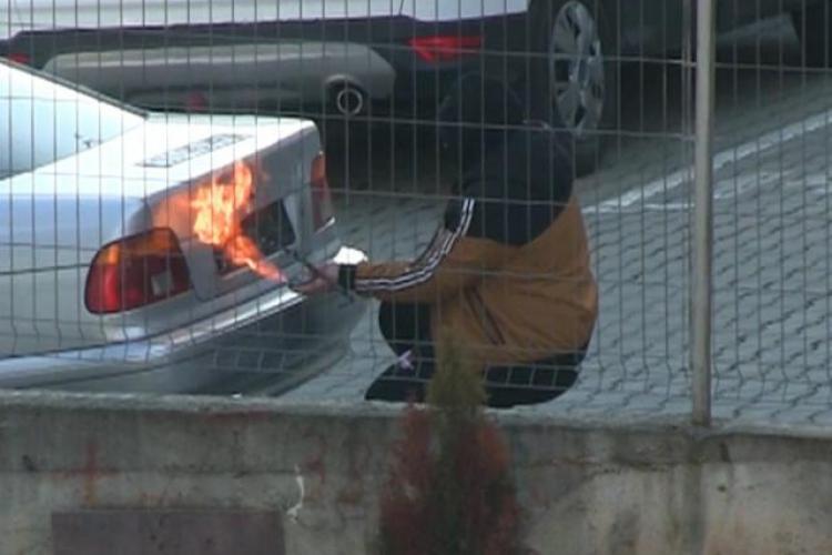 GENIAL! Un clujean își deschide BMW -ul înghețat cu un spray și o brichetă - VIDEO