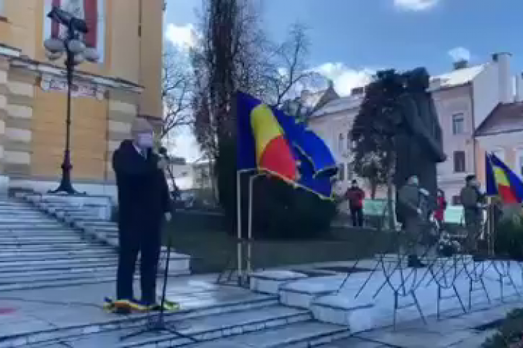 Vântul i-a jucat feste lui Emil Boc, la Ziua Culturii! A luat steagurile pe sus - VIDEO