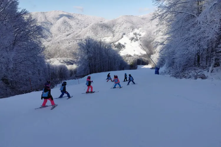 Nu știi ce să faci în minivacanța de 24 ianuarie? Pârtia Șuior este locul potrivit atât pentru relaxare, cât și pentru sport - VIDEO