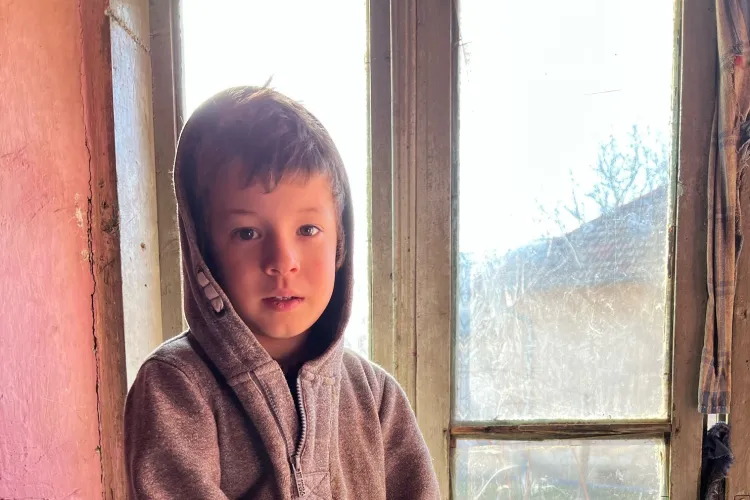 Cazul trist al lui Ionuț, băiatul care se uită pe geam ”cu porția”