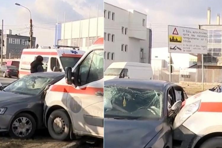 O ambulanţă a intrat pe contrasens şi s-a izbit de o maşină pe care a proiectat-o într-un stâlp