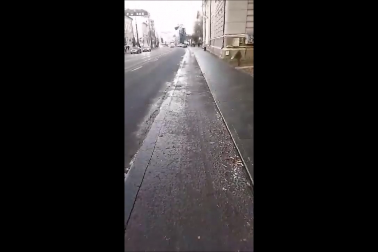 Pistele de biciclete din Cluj-Napoca sunt înghețate: Pe stradă primim amendă - VIDEO