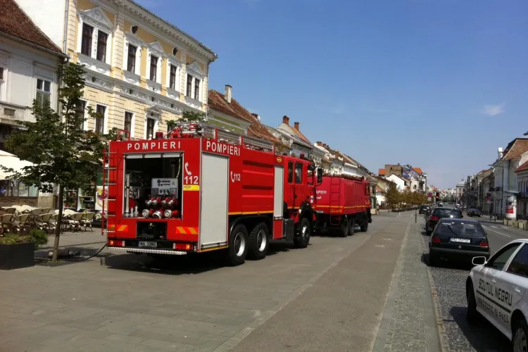 Cad țigle pe Bulevardul Eroilor, de pe o clădire - FOTO
