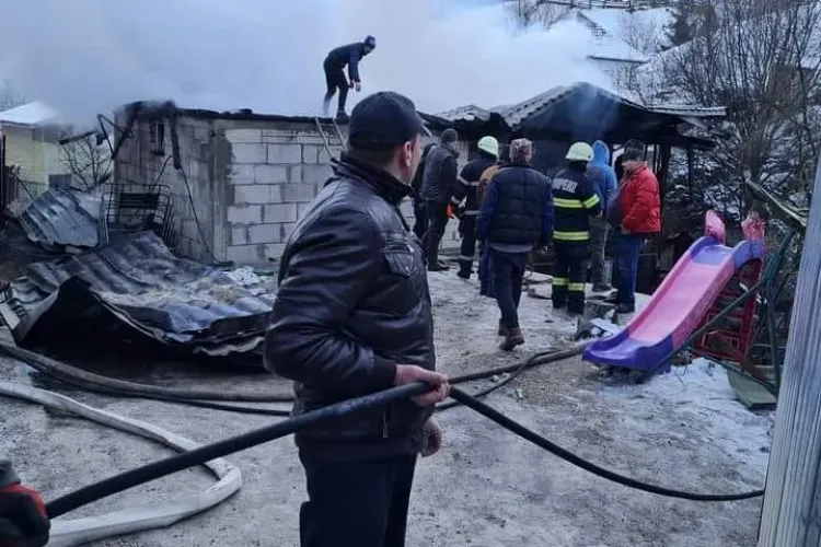 O familie cu patru copii din Muntele Rece a rămas fără casă, în urma unui incendiu. Haideți să îi ajutăm - FOTO   