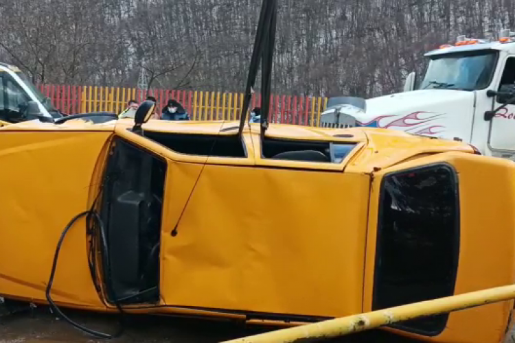 Cum arată Dacia Nova scoasă de la 17 metri adâncime din lacul Someșul Cald, unde au murit doi bărbați - VIDEO