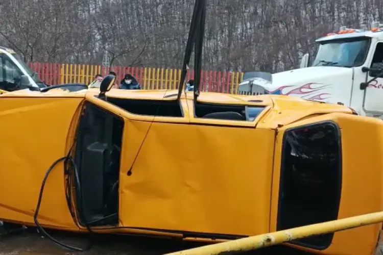 Cum arată Dacia Nova scoasă de la 17 metri adâncime din lacul Someșul Cald, unde au murit doi bărbați - VIDEO