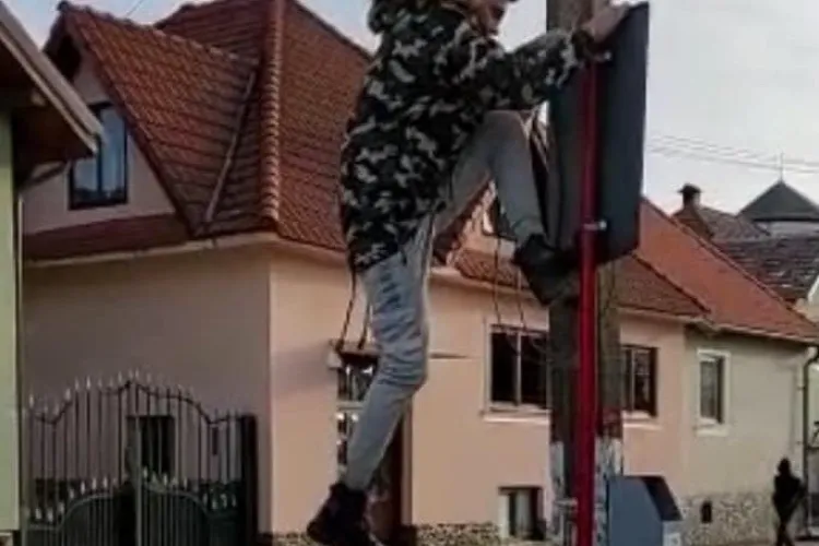 Distracția pe TikTok „doare”  la buzunar. Un adolescent a fost amendat cu 2.500 de lei pentru o postare