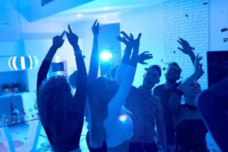 Seara petrecerilor la Florești! Doi “carantinați” cu COVID erau la o petrecere, nu acasa în izolare