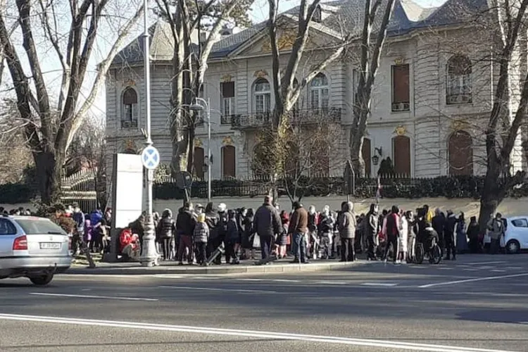 Sute de persoane s-au strâns în fața casei lui Gigi Becali. Îl așteptau pentru 200 de lei