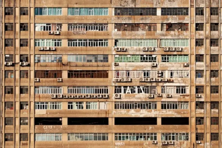 Un bloc întreg din România se vinde la prețul unui apartament. Ce ascunde proprietarul