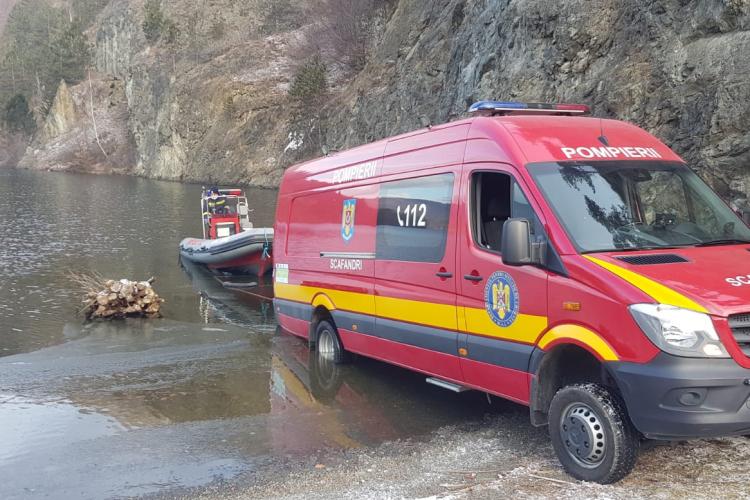 VIDEO - Două cadavre scoase de scafandrii din lacul Someșul Cald, jud. Cluj, după ce o mașină a plonjat în apele înghețate