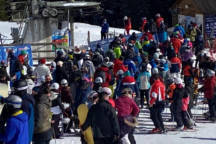 Turist furios la Buscat, pentru că autoritățile locale, de stat sau școlile de schi intră peste rând la telescaun