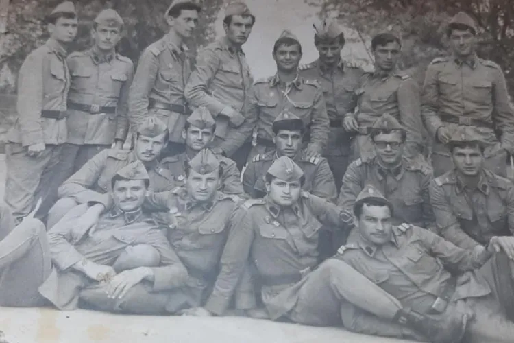 Vrei să îți găsești colegii de armată? O poți face pe grupul de Facebook, care te ajuta să îți revezi prietenii de plantoane - FOTO