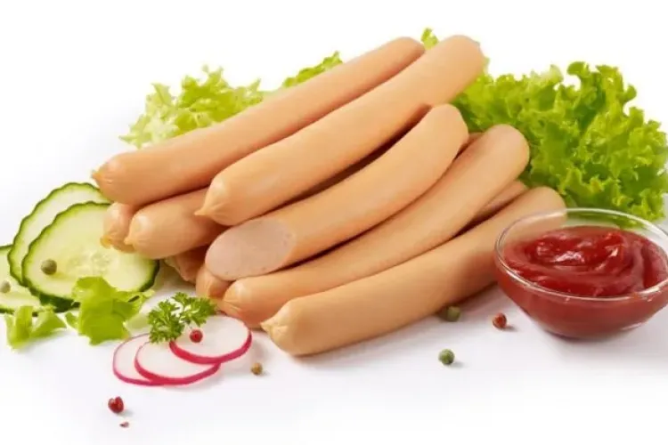 „Alertă” alimentară?! Ce găsim în crenvurștii din România. Unii au doar 10% carne