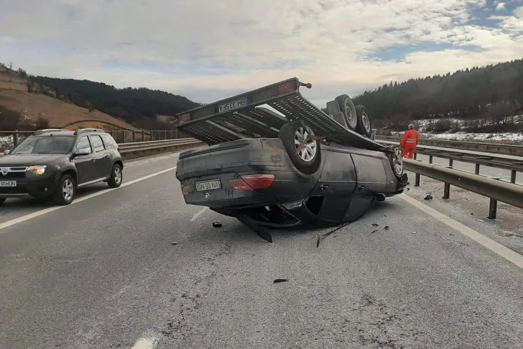 Platformă cu mașină pe ea, răsturnată pe Autostrada Transilvania - FOTO