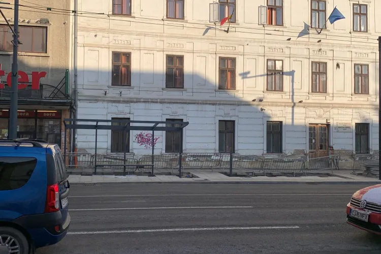 Noi facem metrou, dar nu suntem în stare să realizăm o stație de autobuz pe B-dul 21 Decembrie 1989 - FOTO