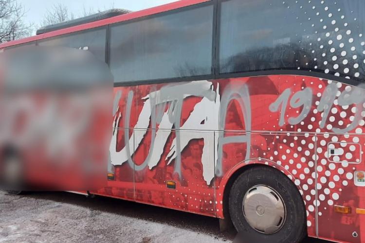 Autocarul UTA Arad, vandalizat la Cluj, înainte de meciul cu CFR Cluj. Cine sunt SUSPECȚII? - FOTO