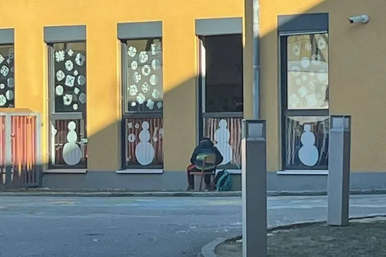 Un elev a fost pus să dea un test scris în aer liber, la -1°C, pentru că nu avea mască