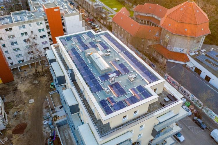 Cluj: Blocurile vor primi aproape GRATUIT panouri fotovoltaice și vor vinde curentul