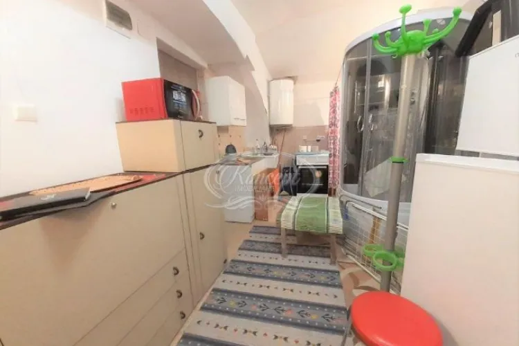 Garsonierele „luxoase'' ale Clujului: WC-ul e chiar lângă aragazul din bucătărie. Dai 30 de mii de euro pe ea și nu știi dacă ești în baie sau în bucătărie