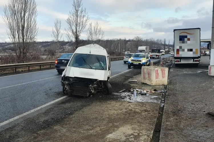 Și-a făcut PRAF mașina, lângă Turda. A lovit un parapet de beton - FOTO
