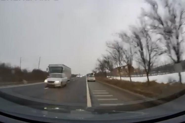 Accident evitat la limită în Cluj. Un șofer a „țâșnit” de după un autobuz pe șoseaua Gherla-Cluj-Napoca - VIDEO