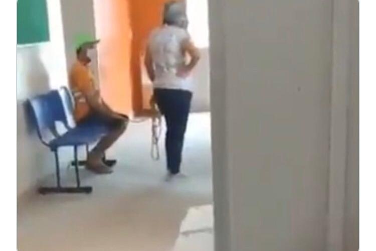Dragostea nu are limite. O femeie și-a legat soțul cu o funie ca să-l ducă la centru de vaccinare - VIDEO
