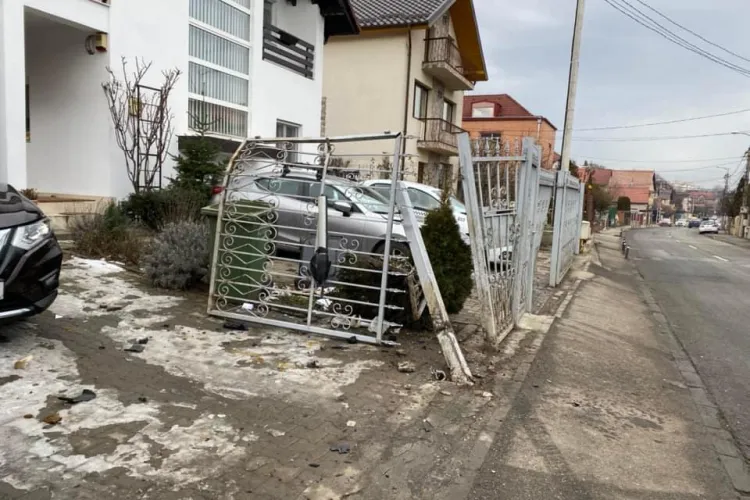 Un vitezoman a demolat un gard pe strada Câmpului! Oamenii cer limitatoare - FOTO