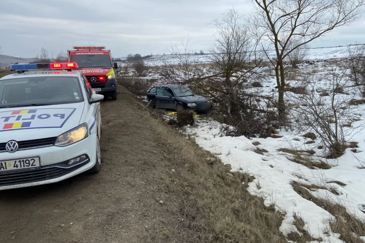 Mașină ieșită în decor la Topa Mică, pe fondul vitezei - FOTO   