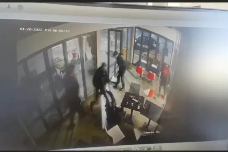 Momente șocante într-o benzinărie. Doi bărbați au fost bătuți crunt chiar de agenții de pază, pentru o glumă - VIDEO