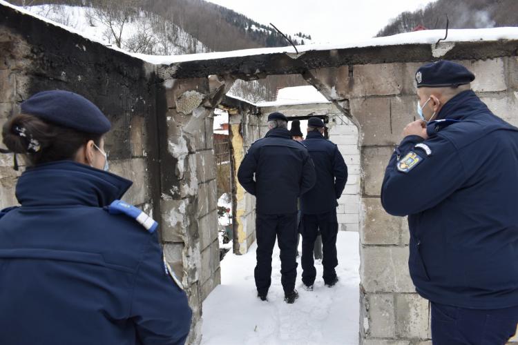 Jandarmii clujeni au ajutat patru copii, rămași în prag de iarnă fără casă - FOTO