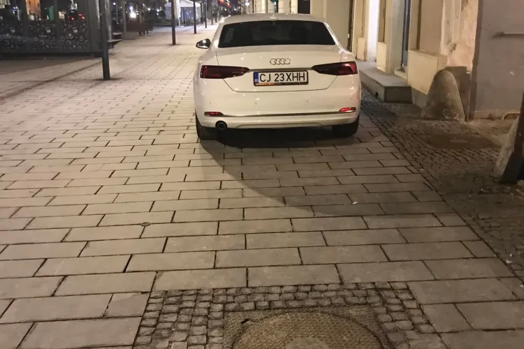 Șmecher parcat pe pietonala de pe Eroilor: ”Să-l facem vedetă, dacă asta vrea!” - FOTO