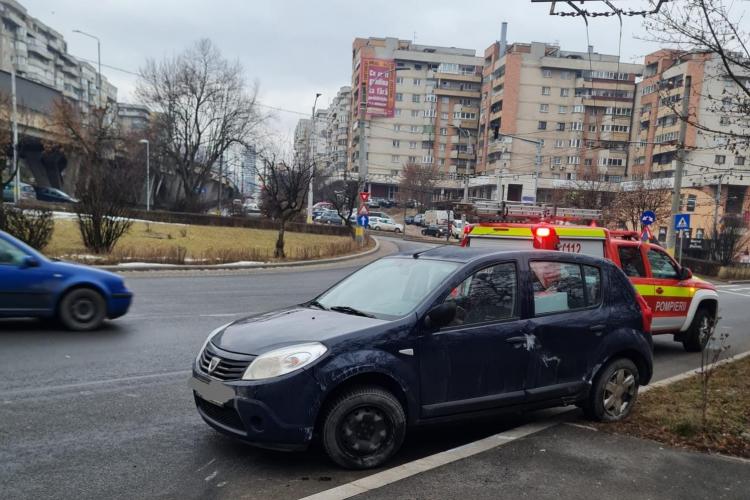 Mașină răsturnată pe Calea Mănăștur. Au intervenit pompierii clujeni