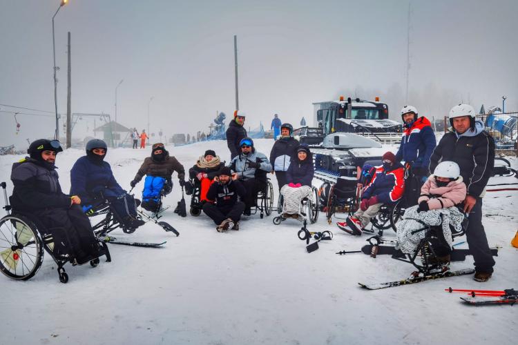 Oamenii cu dizabilități vor putea schia pe pârtia Feleacu! Un grup de voluntari ajunge la Cluj 