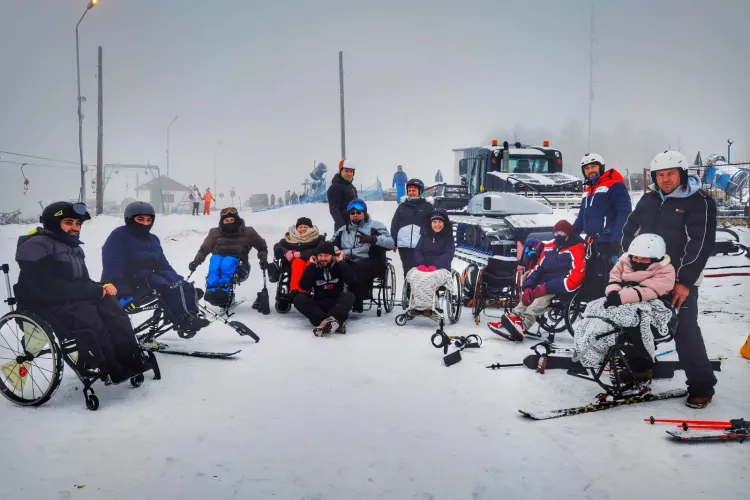 Oamenii cu dizabilități vor putea schia pe pârtia Feleacu! Un grup de voluntari ajunge la Cluj 