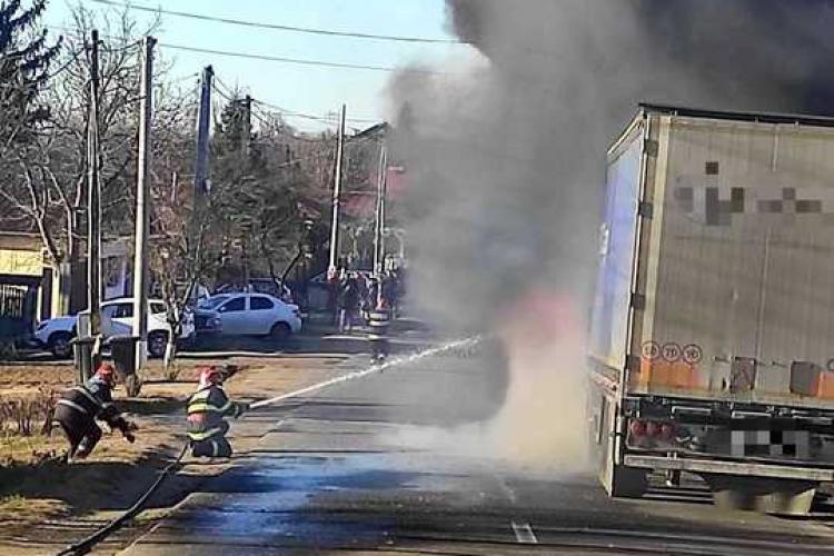 Un camion plin cu azotat de amoniu a luat foc în județul Giurgiu. Încărcătura „stă să explodeze”